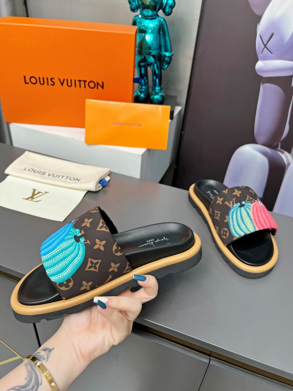 Louis Vuitton Slippers